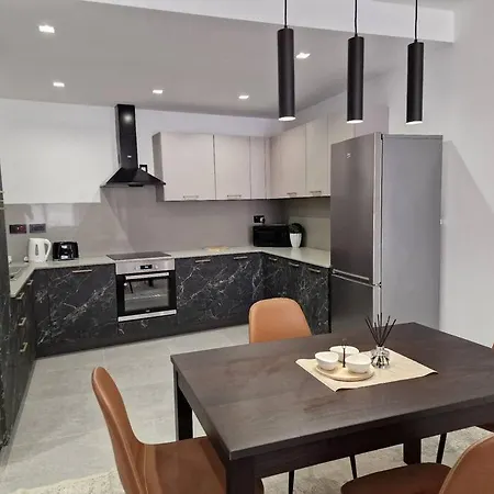 Luxury At Barbara Properties -brand New شقة