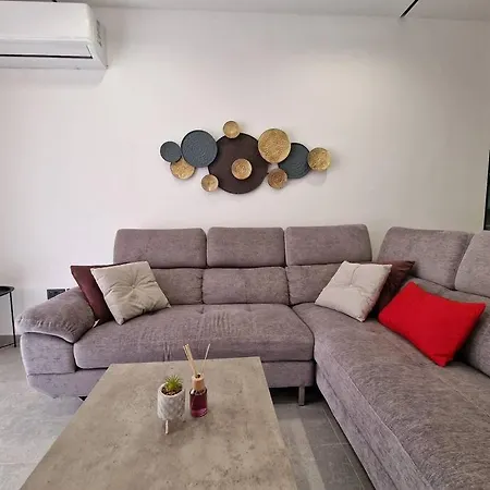 Luxury At Barbara Properties -brand New 아파트